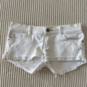 Abercrombie & Fitch White Denim Short Shorts Low Rise in Size 00 W24